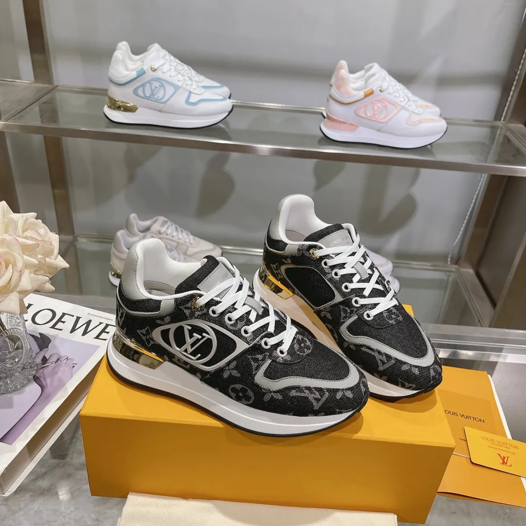 [L Family] P: 760💰Size 35-42 for women, 39-46 for men, (41.42 for women, 45.46 for men, customized) .LV Donkey Brand 🔥🔥LOUIS VUITTON Louis Vuitton's official website synchronizes the 2025 autumn and winter couple's models, which are now on the market, this Neo Run Away sneakers are inspired by running shoes, integrating LV's iconic must-have shoes into the trend. This version is a 1:1 replica of the original version. It is made of two-tone calfskin to highlight its simple lines and unique wedge outsole. Key details include the LV initials on the side and an engraved gold heel stabilizer on the back plus a 2cm hidden insole.